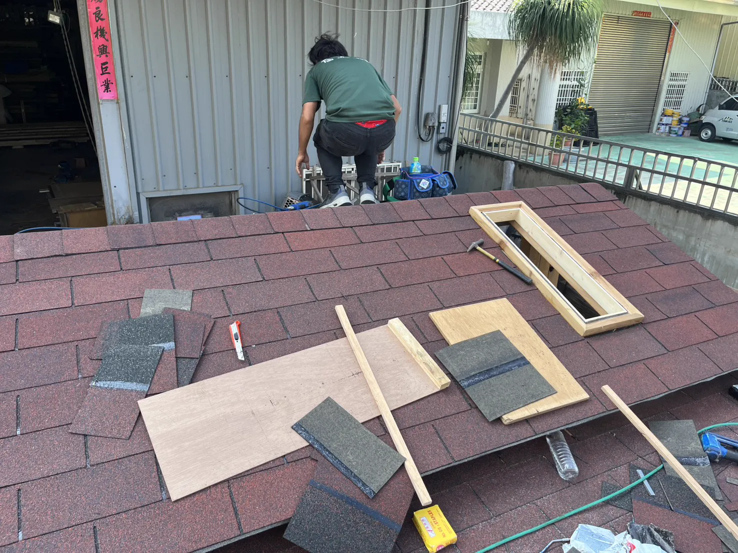 木屋屋頂重新鋪瀝青瓦並開設天窗