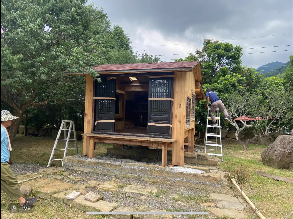 嘉義木屋成品正面，架高屋身與木作格柵窗