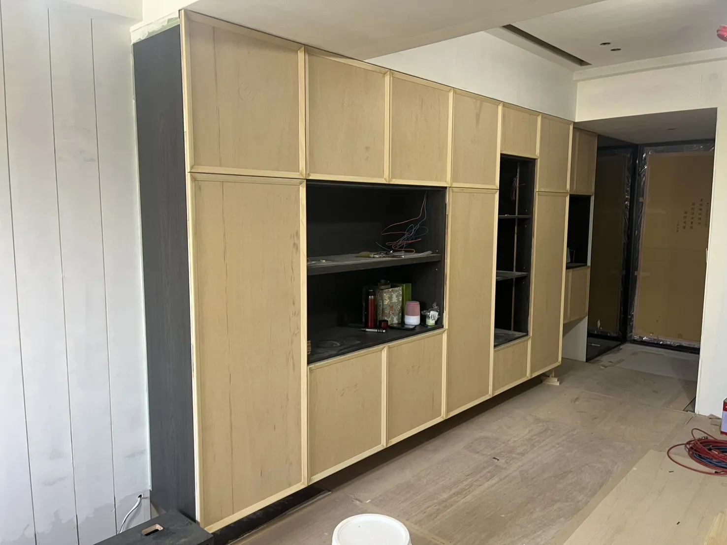 北屯住宅整面收納牆木作施工中