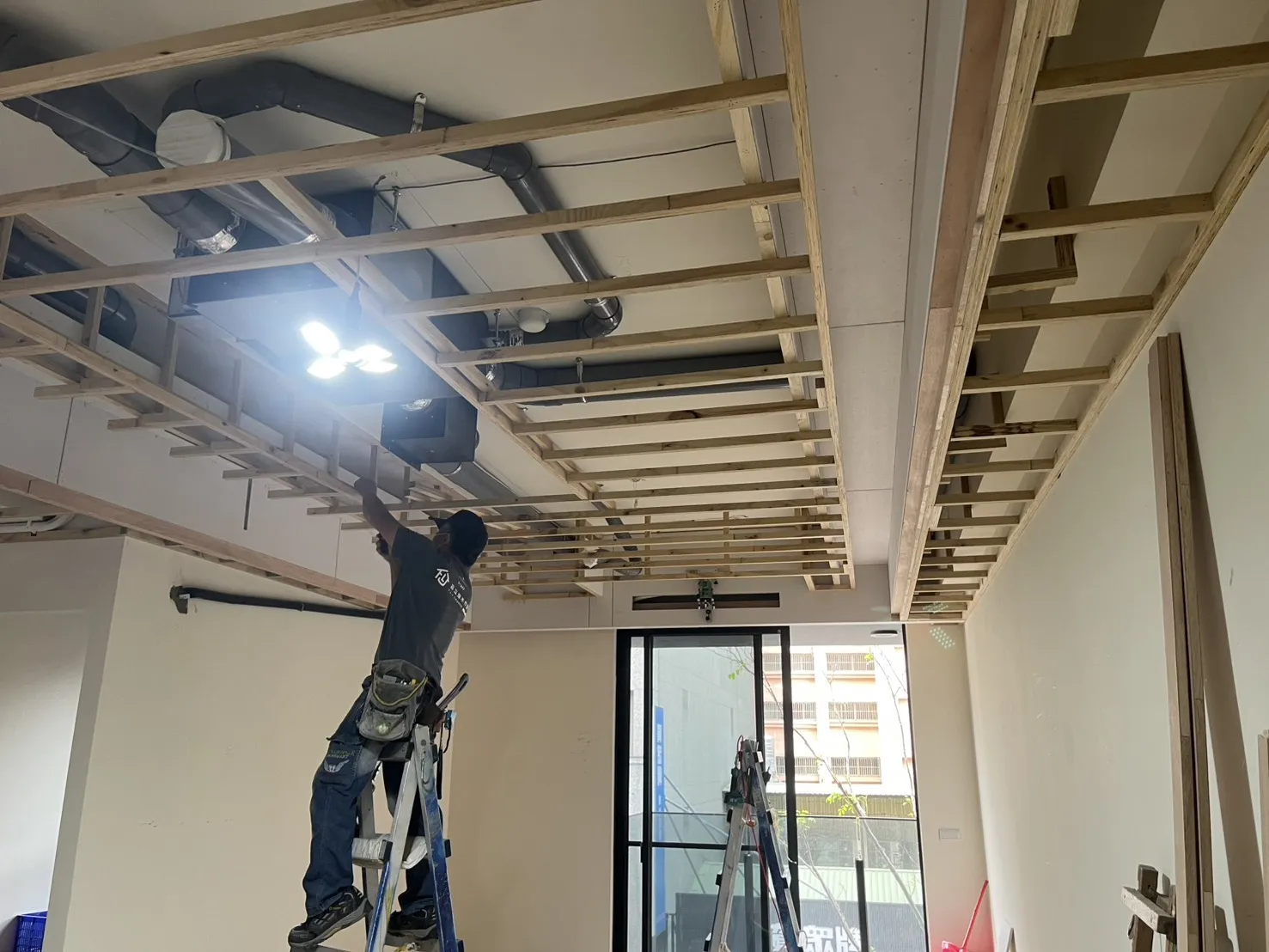 住宅天花骨架施工與現場工班作業
