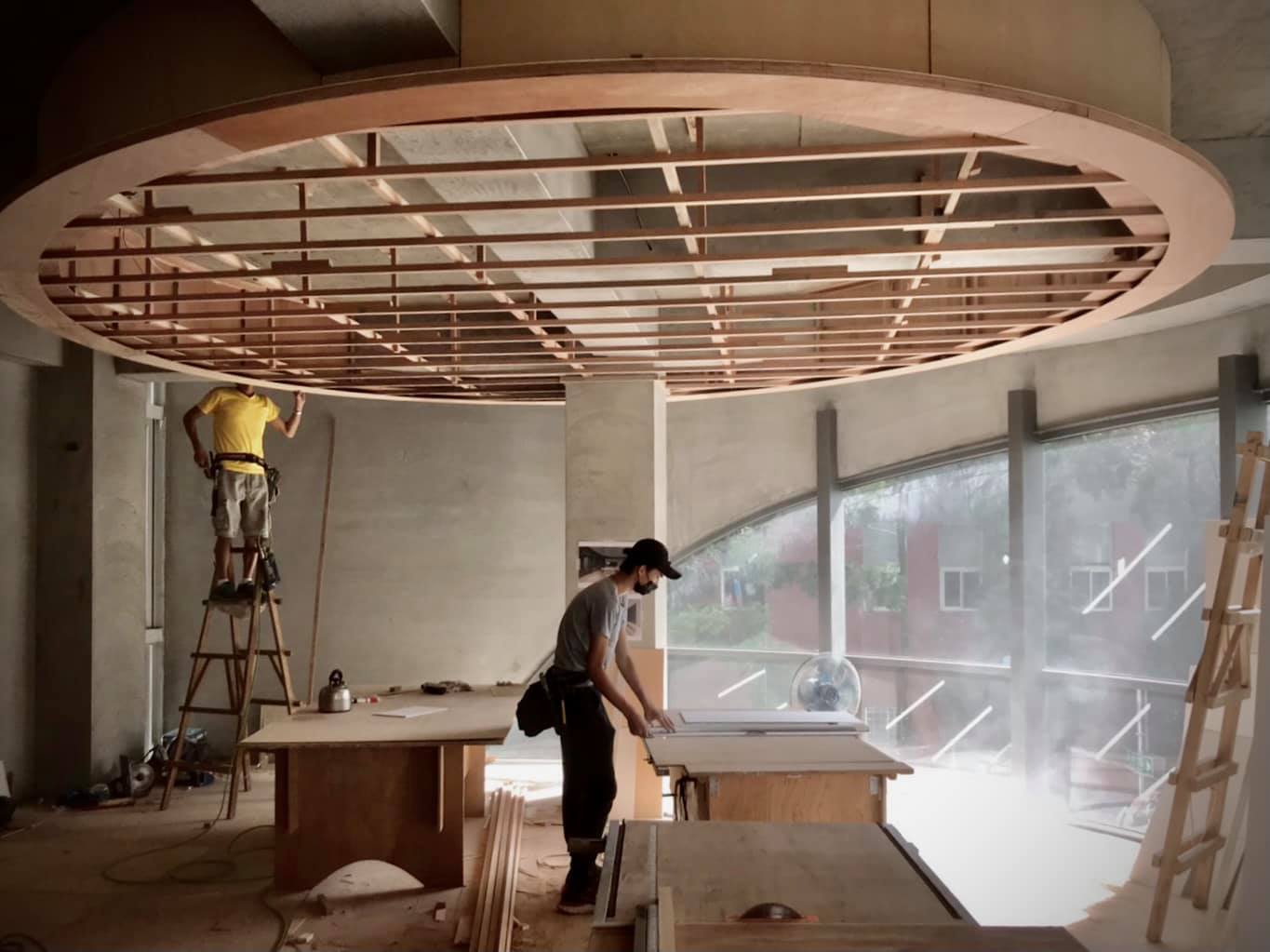 富立傑木作裝修施工現場照，木作天花與工班作業情形