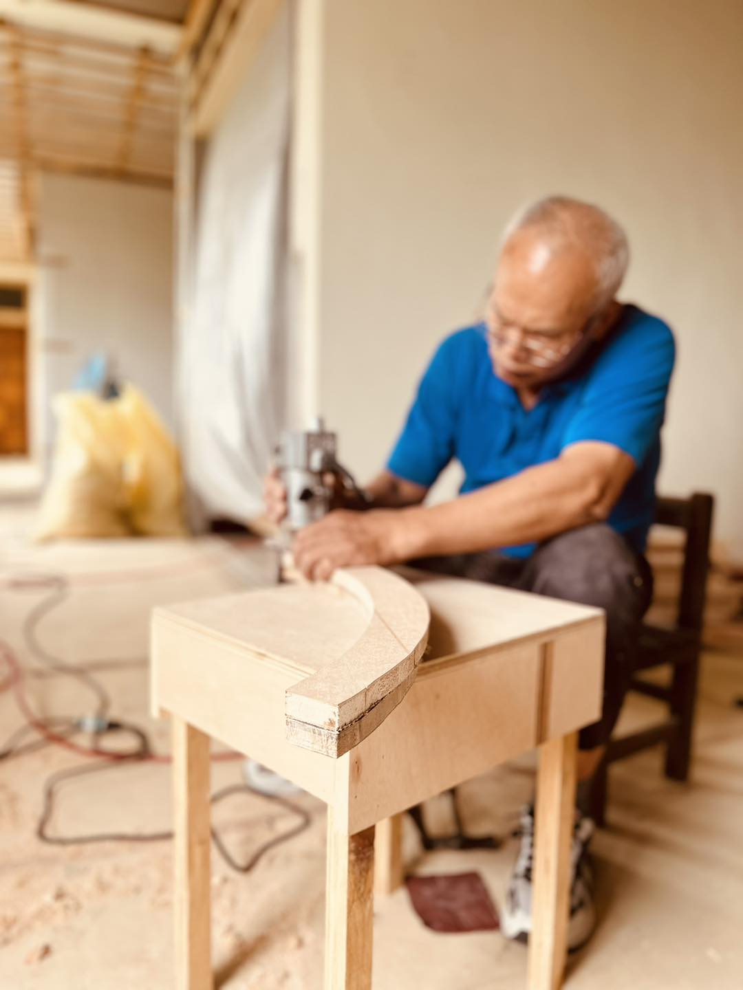 富立傑木作裝修老師傅手工修整木作細節照